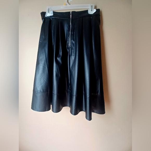 ELEGANT BLACK VEGAN LEATHER KNEE-LENGTH SKIRT-(NEW) - Picture 6 of 8